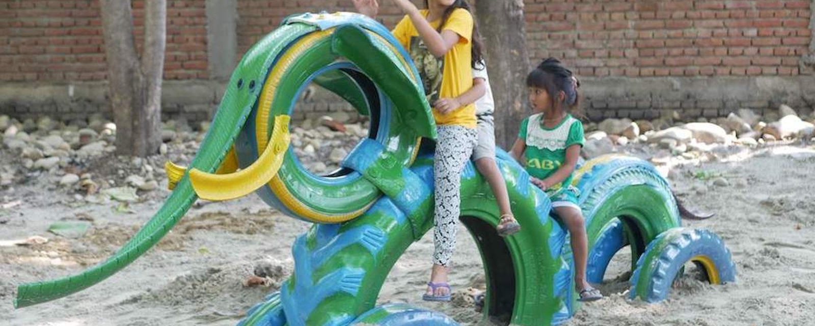 En Inde, une association recycle les pneus usagés pour amuser les enfants