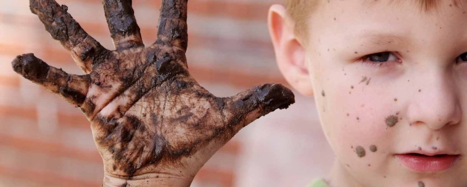 Pourquoi il est bon de laisser nos enfants jouer dans la boue