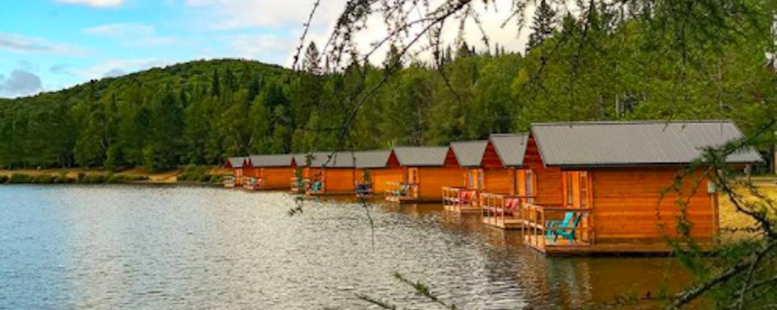 Une escapade estivale: des cabines prêtes-à-camper sur l’eau