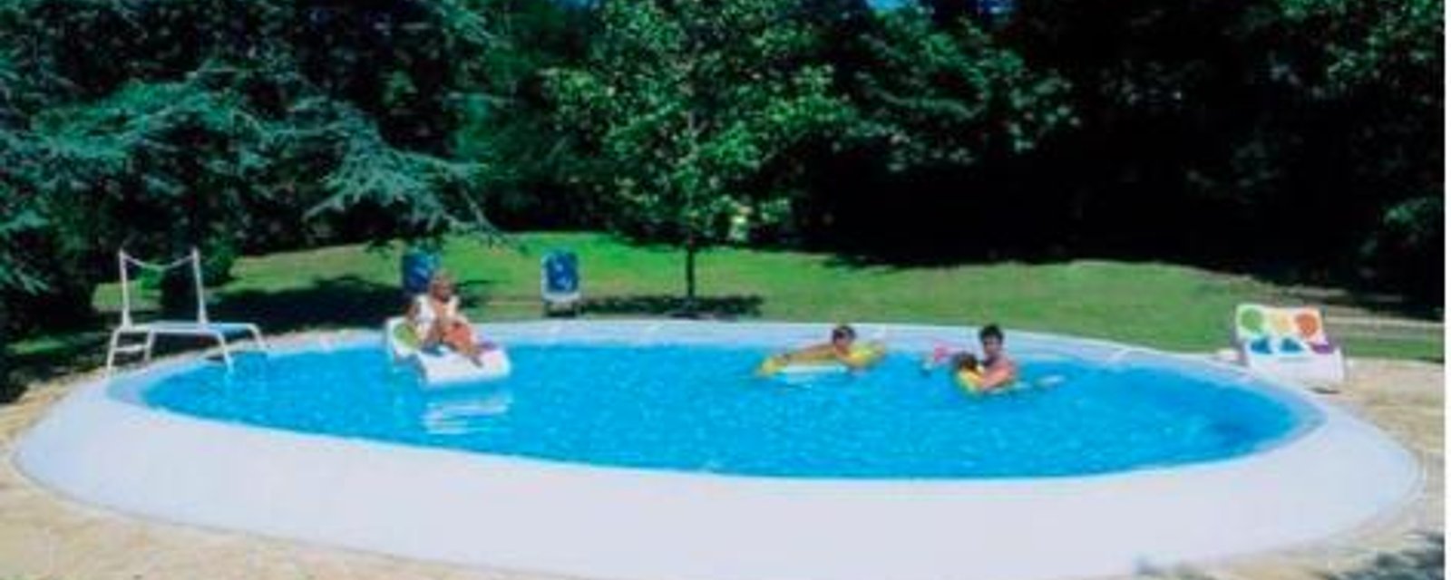 Il existe des piscines gonflables géantes qui peuvent être installées hors et dans le sol