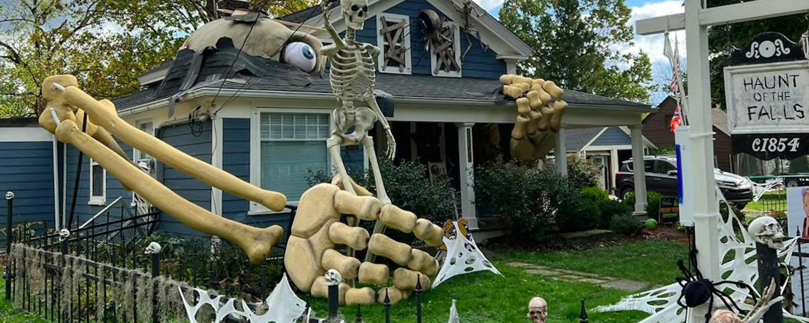 Il crée un décor énorme pour Halloween