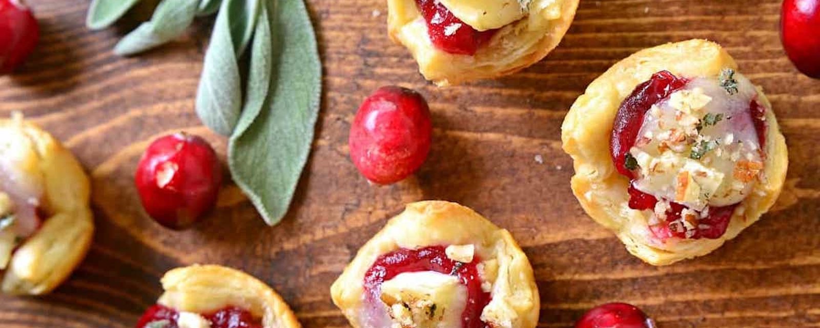 De délicieux hors-d’oeuvre pour les Fêtes: les tartelettes poulet, canneberges et brie