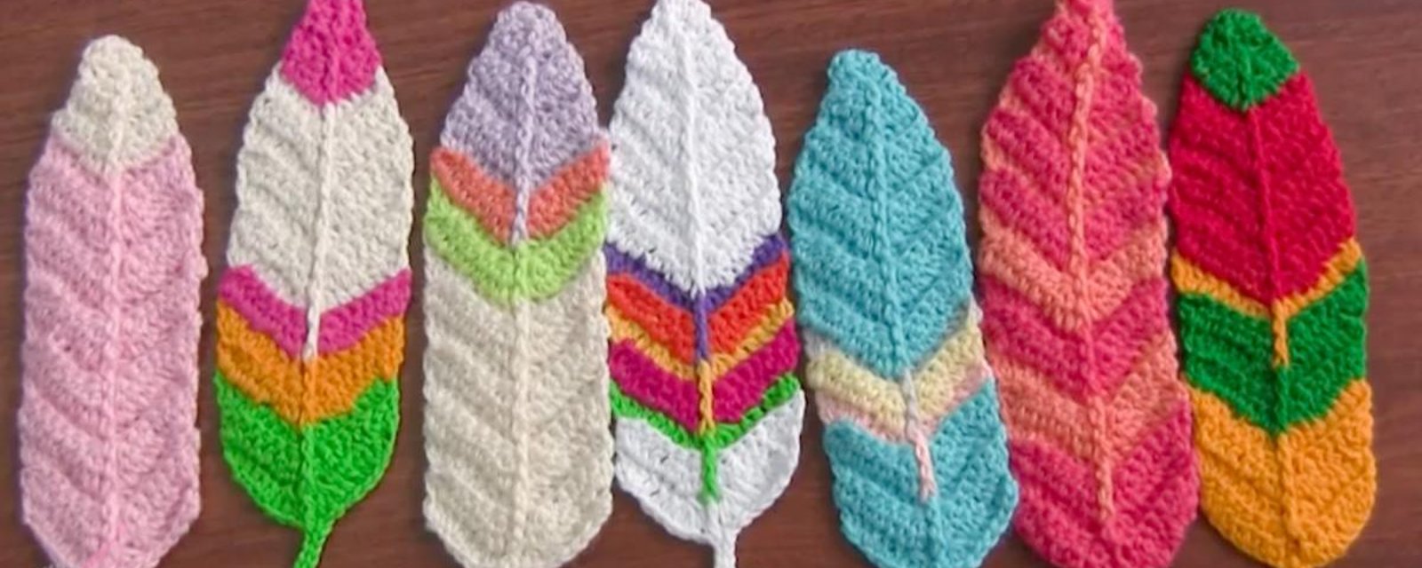 Une idée de cadeaux faits au crochet: de jolis signets en forme de plume!