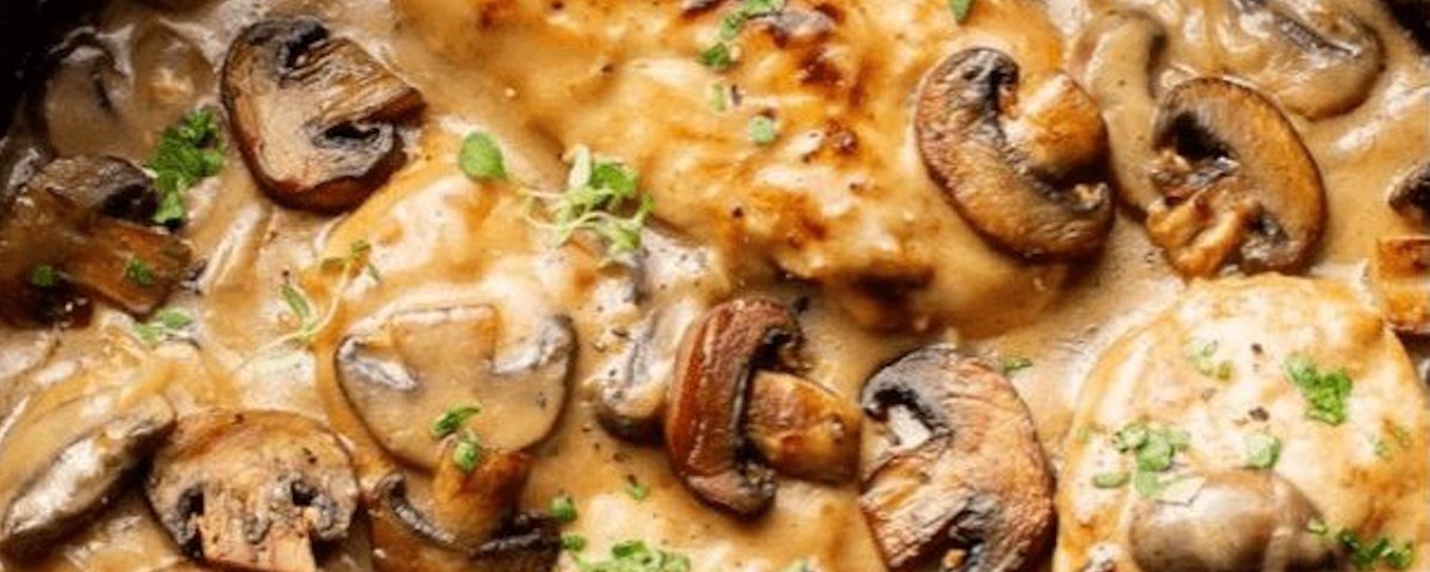 Merveilleuse casserole de poulet avec sauce au vin aux champignons