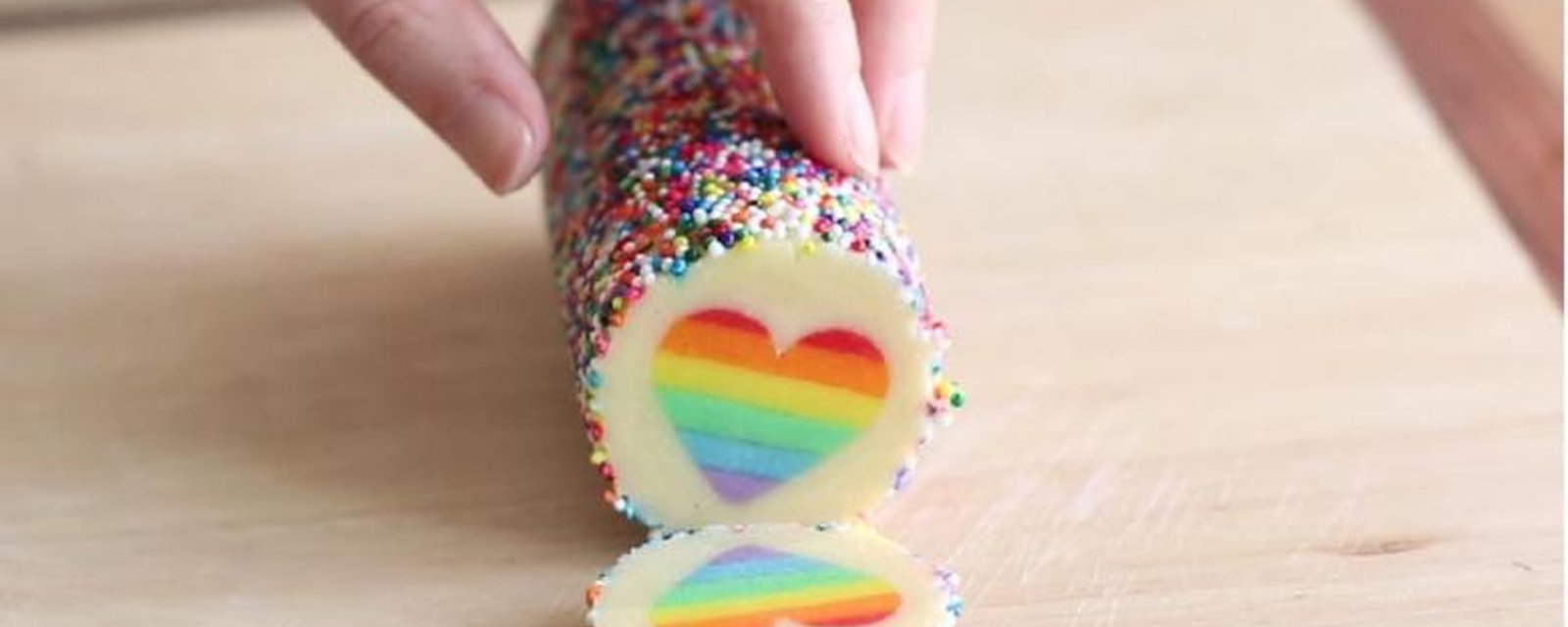 Suivez la recette étape par étape pour faire des biscuits coeurs, aux couleurs de l'arc-en-ciel! 