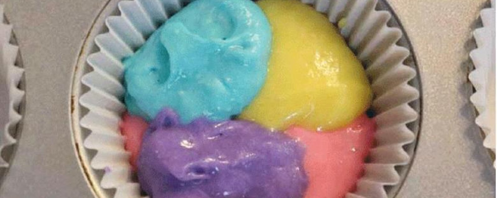 Elle verse un peu de pâte de plusieurs couleurs dans des moules! Ses cupcakes sont ADORABLES! 