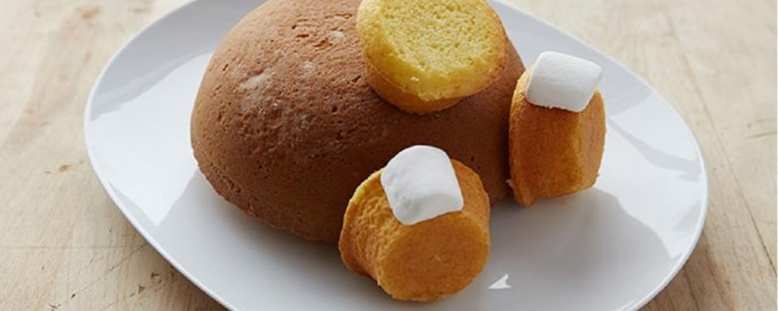 Avec 1 gateau rond, 3 cupcakes et 2 guimauves, vous pourrez faire le plus mignon des gâteaux de Pâques! 