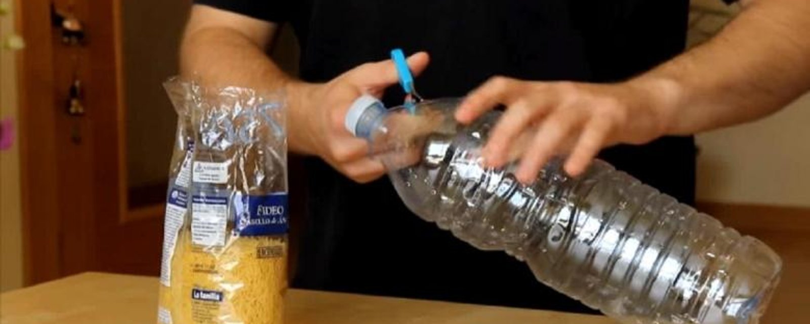 Coupez le haut d'une bouteille vide et réalisez un accessoire pratique, sans dépenser un sous! 