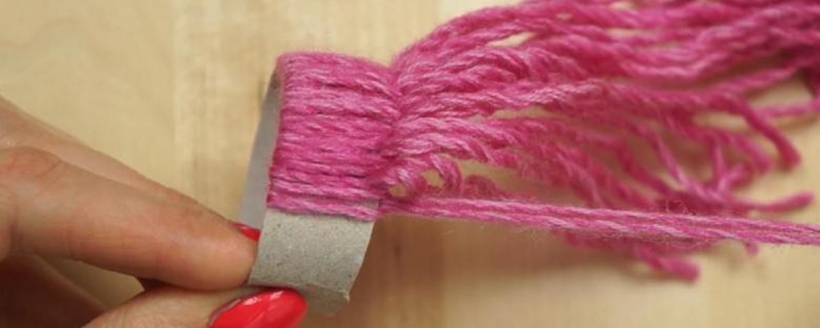 Elle fait des noeuds de laine sur un rouleau de papier, le résultat est incroyablement mignon!