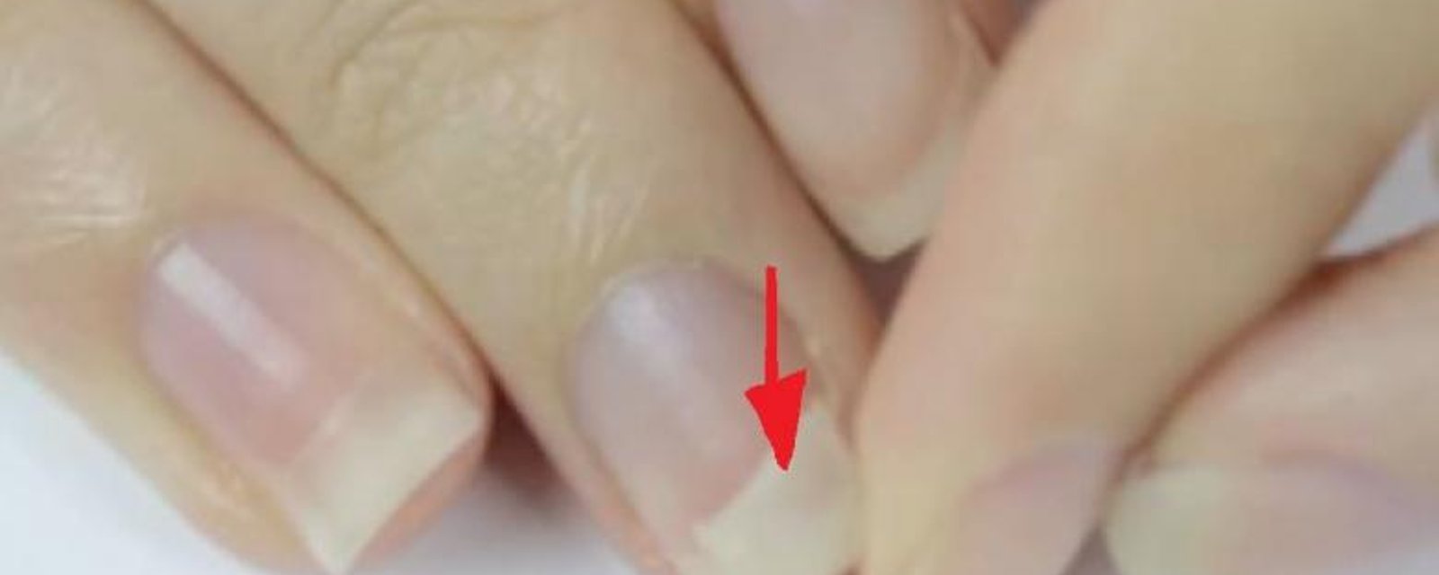 Astuce beauté : Comment réparer un ongle brisé sans le couper !
