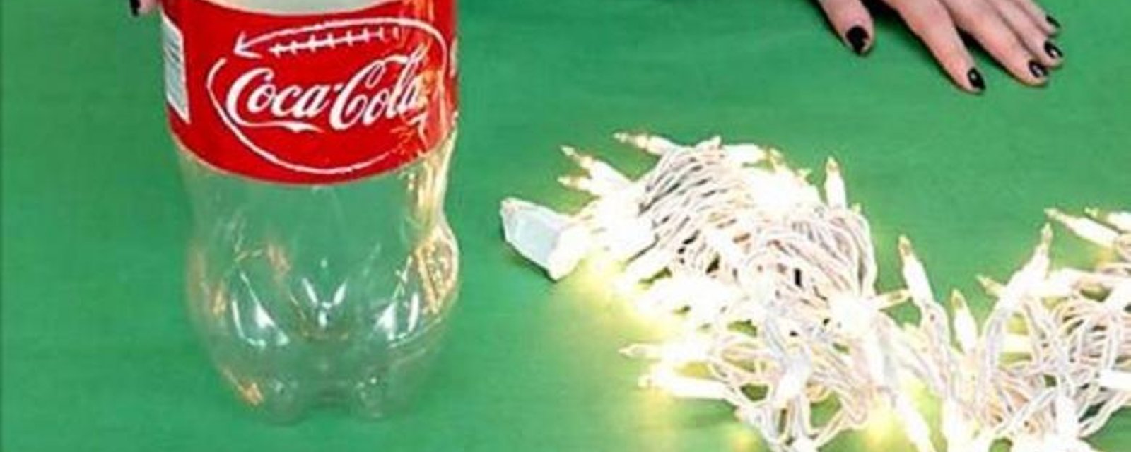 Avec un 2L. de Coke et des lumières de Noël, elle réalise le bricolage idéal du temps des Fêtes! 