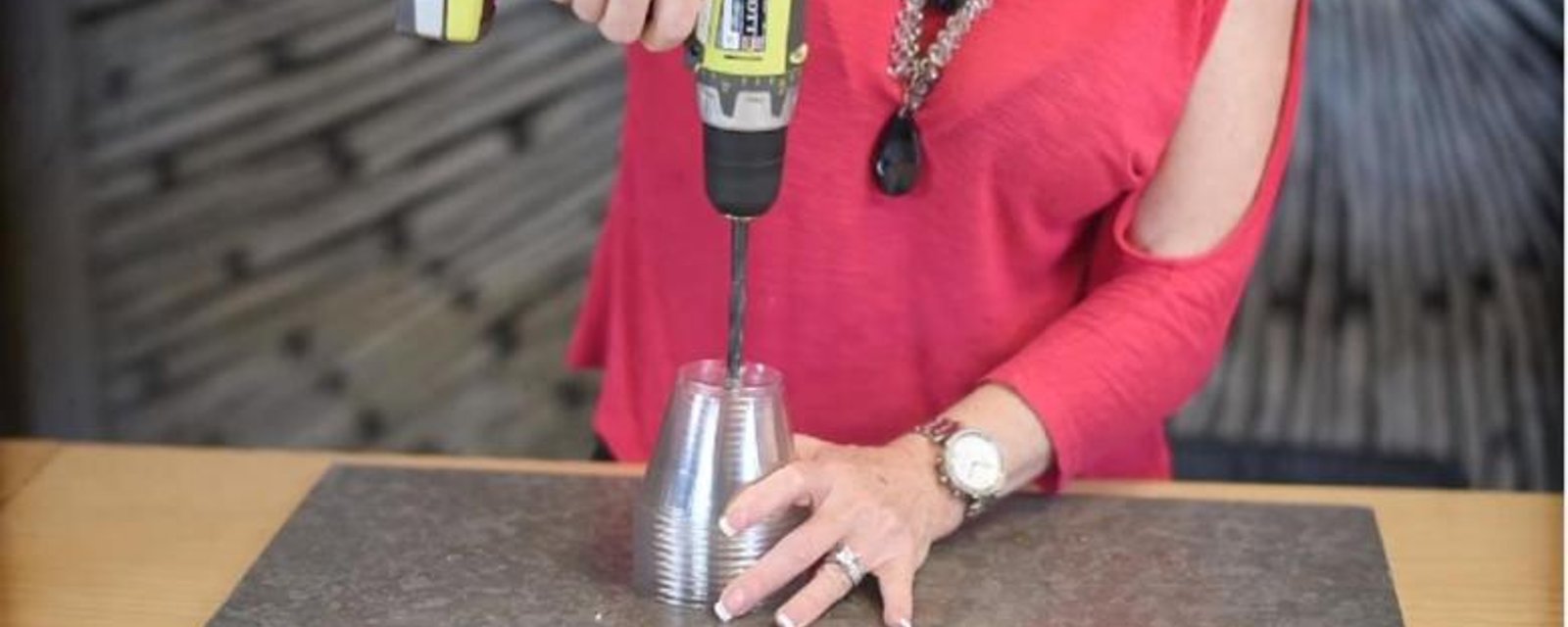 Elle perce des verres pour créer une déco stylée qui à l'air de coûter une fortune! 