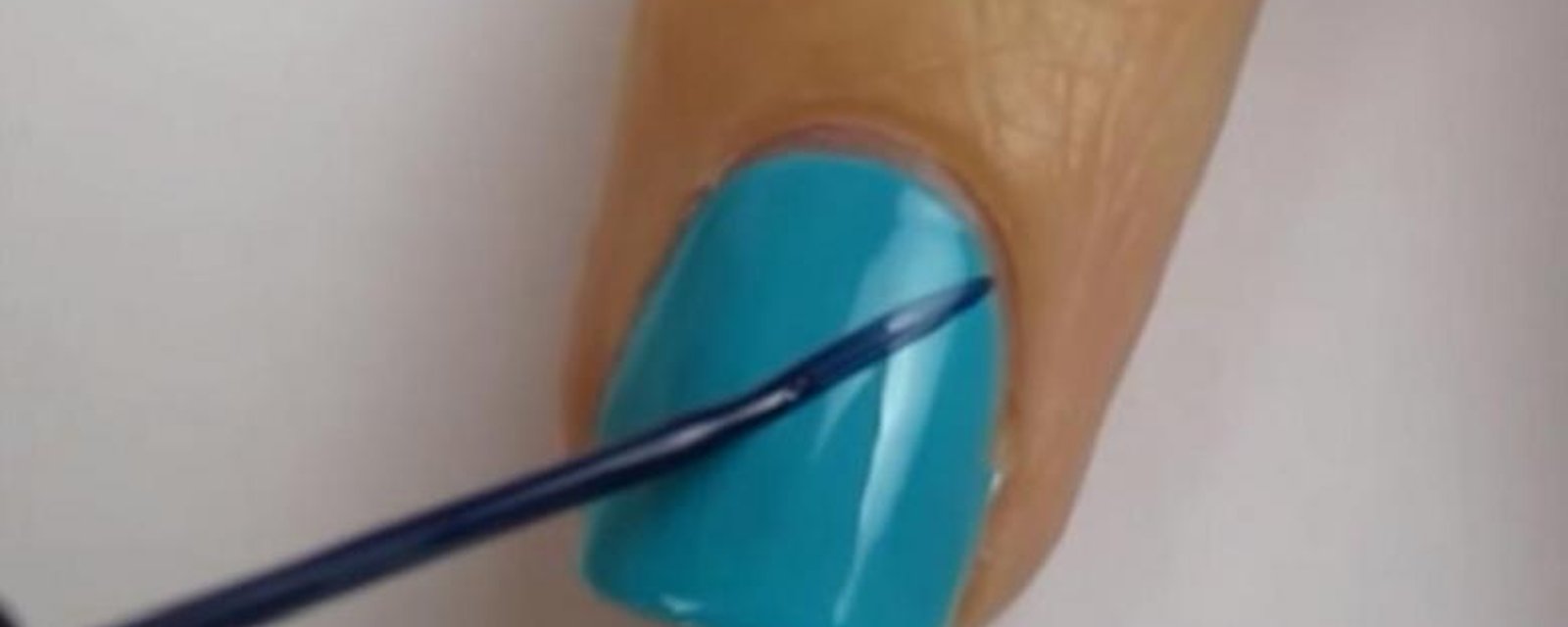 Elle trace une ligne diagonale sur son ongle pour en faire un motif adorable et jamais vu! 