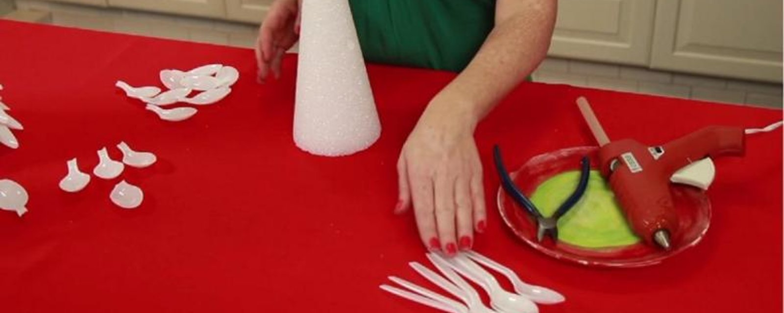 Utilisez des cuillères de plastique pour faire un superbe centre de table des Fêtes! 