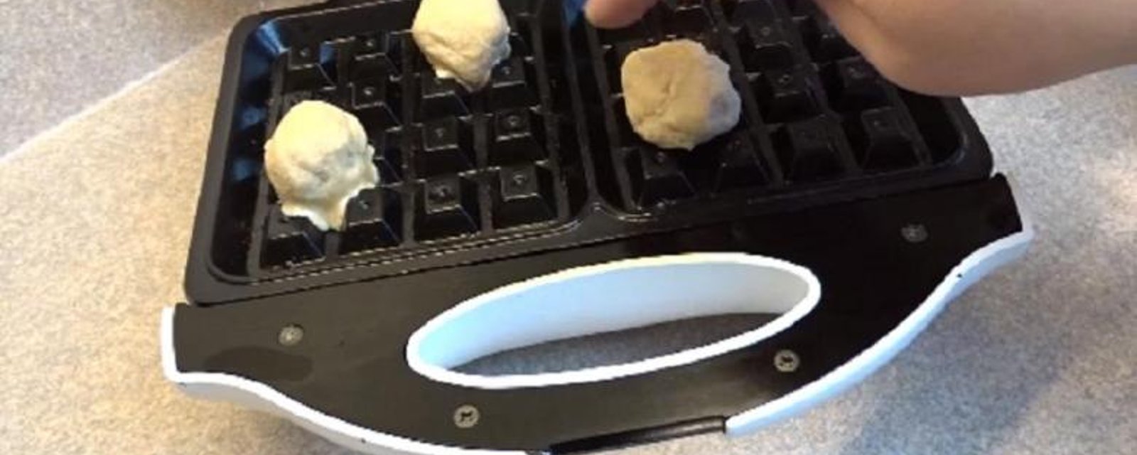 Elle fait cuire ses biscuits dans un gaufrier! Sa recette vous fera saliver! 