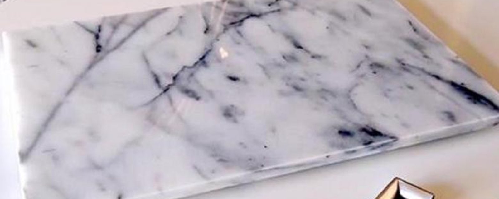 Elle se procure une plaque imitant le marbre à 5$ et la transforme en un accessoire remarquable! 