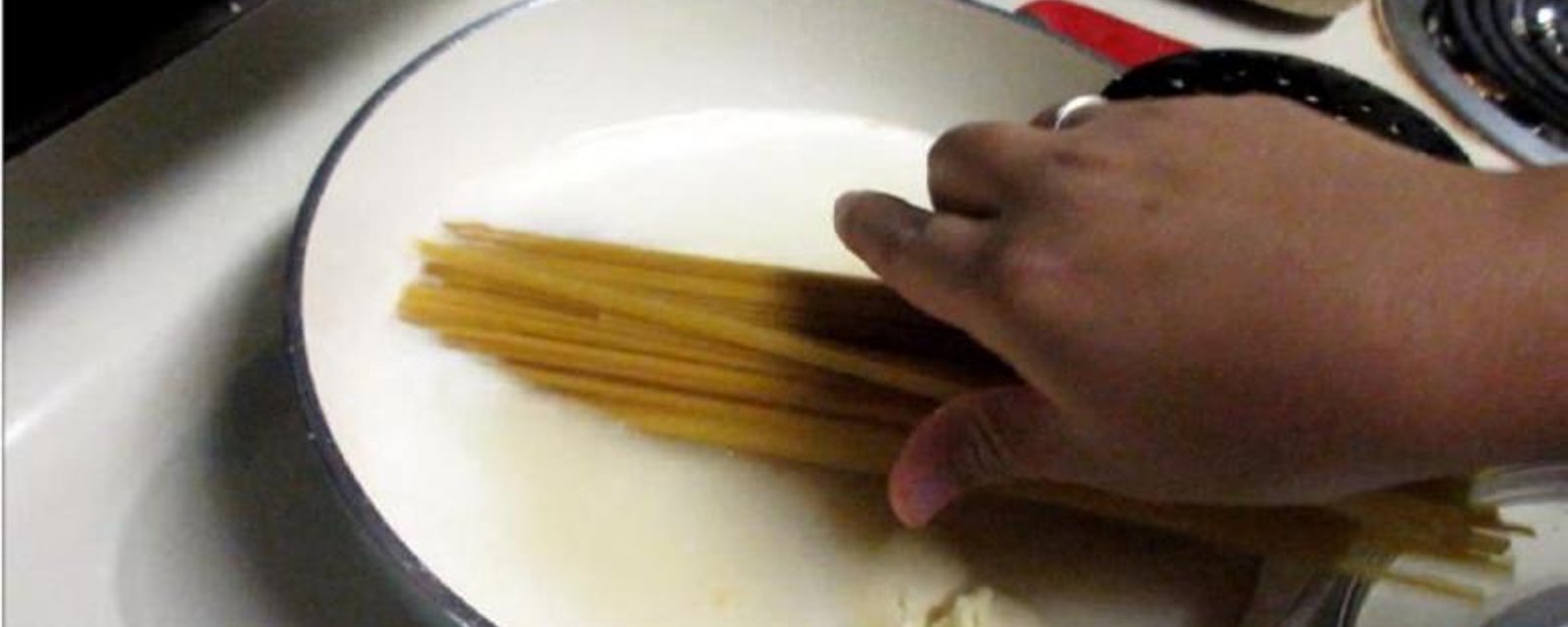 Elle ajoute des pâtes crues dans une casseroles, 20 minutes plus tard... Il s'en lèche les lèvres!! 