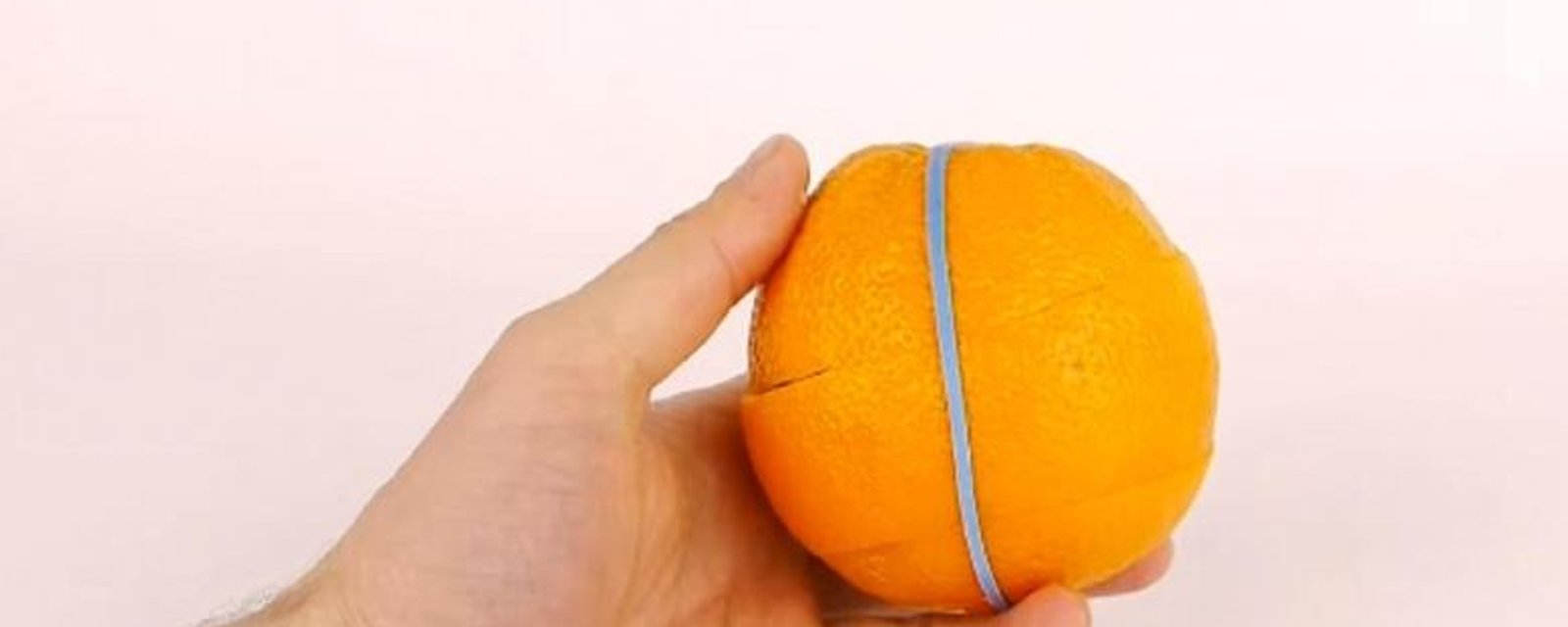 Une façon brillante de peler une orange!  Vous impressionnerez vos amis, c'est certain! 