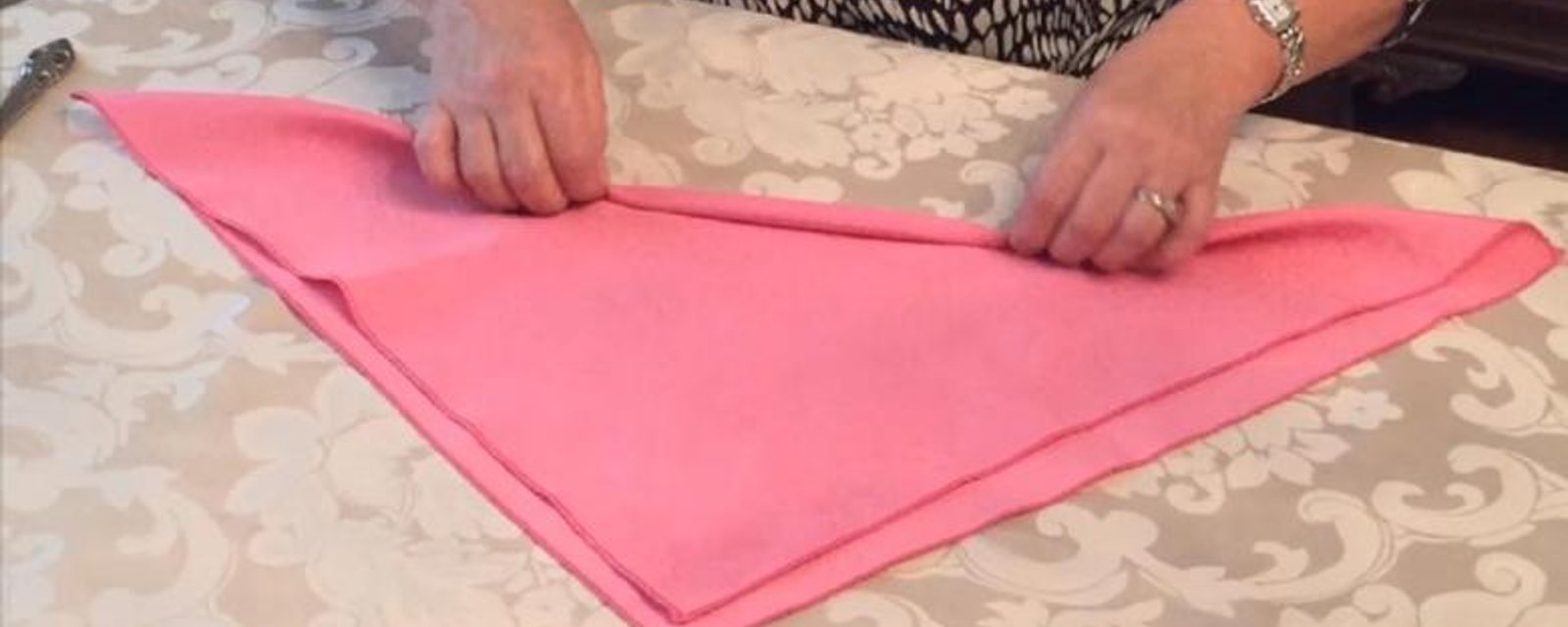 En roulant une serviette de table, elle réalise la plus adorable des décorations de table! 