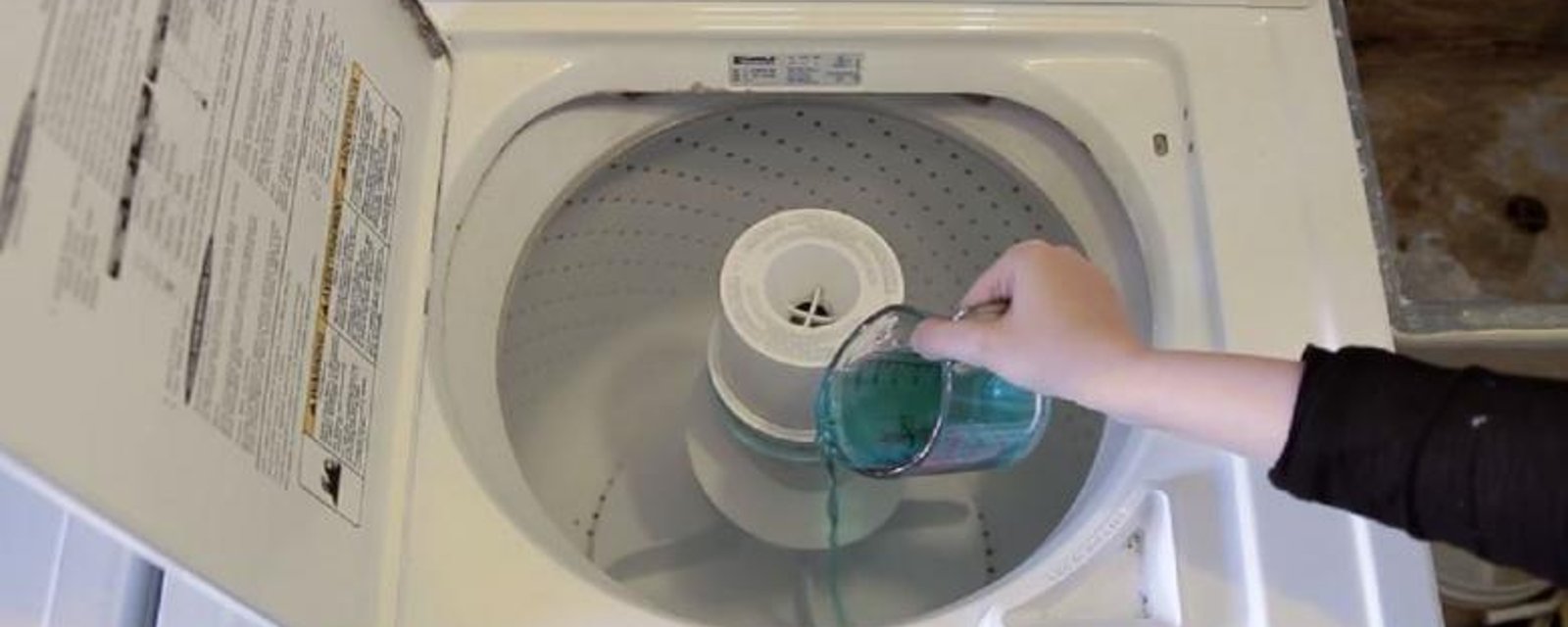 Elle verse du rince-bouche dans sa machine à laver... BRILLANT!!!