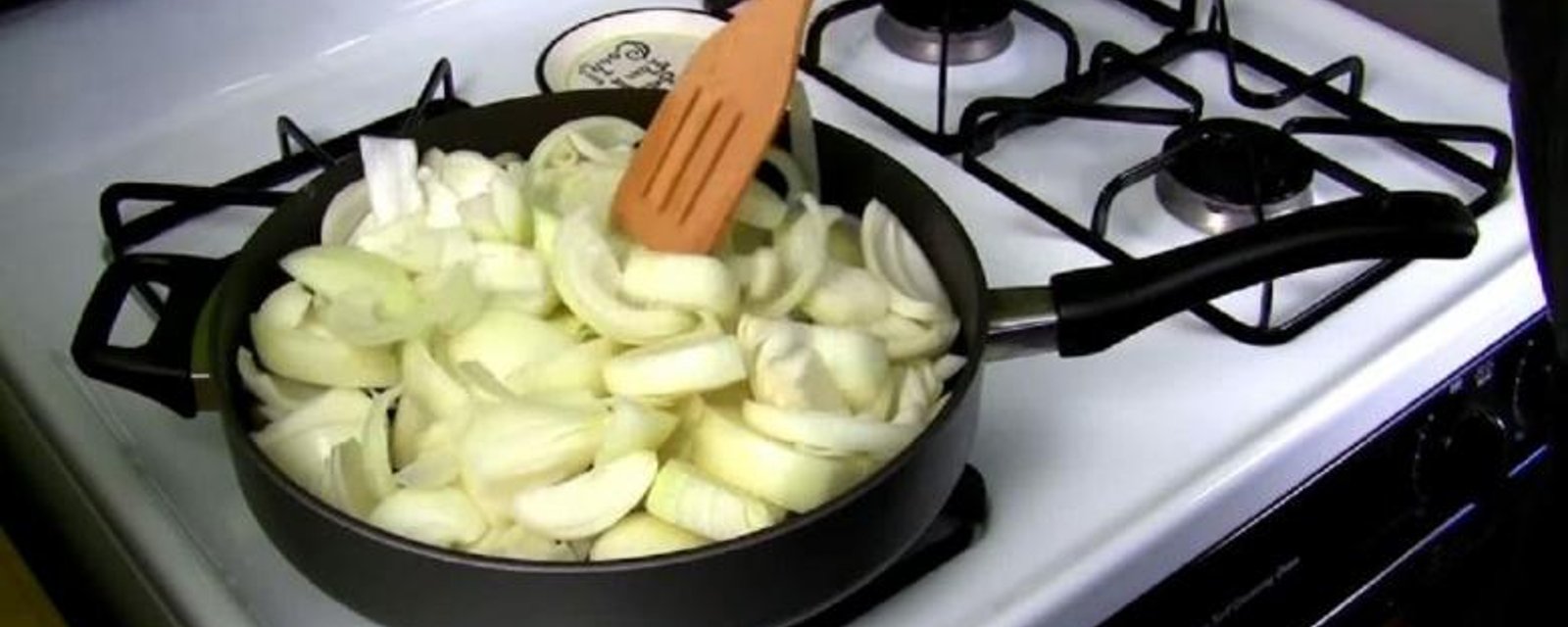 Il met des oignons dans une poêle et ajoute du vin blanc... Vous en aurez l'eau à la bouche!!!