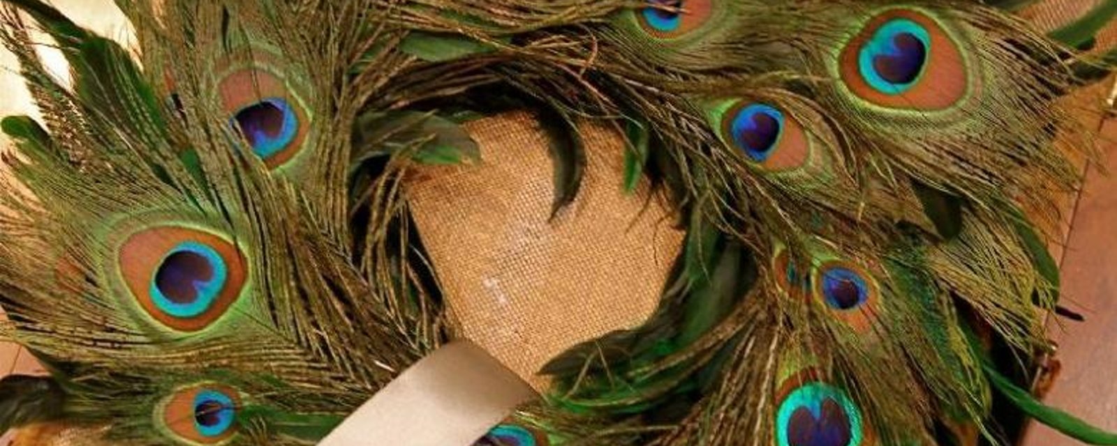 Fabriquer une couronne en plumes de paon: Une décoration originale et sophistiquée!