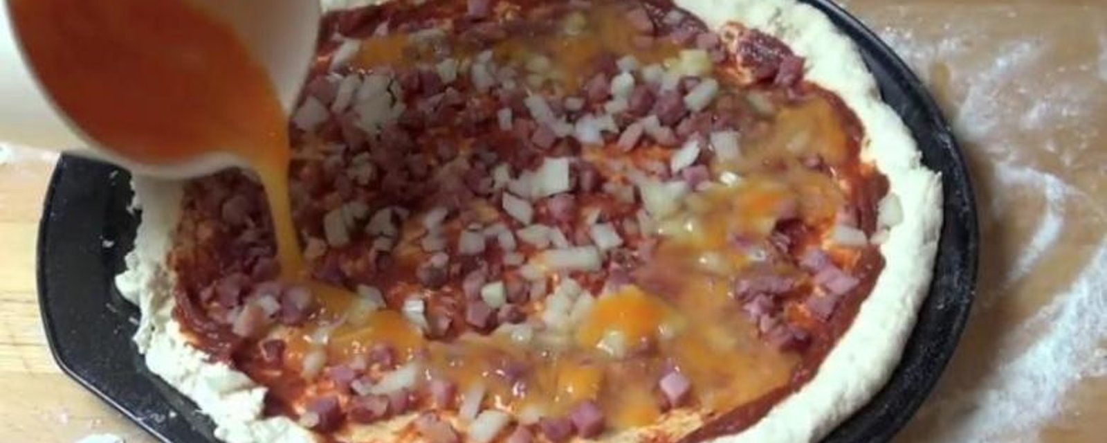 Il verse des oeufs sur sa Pizza avant de la cuire! Le résultat vous mettra l'eau à la bouche!