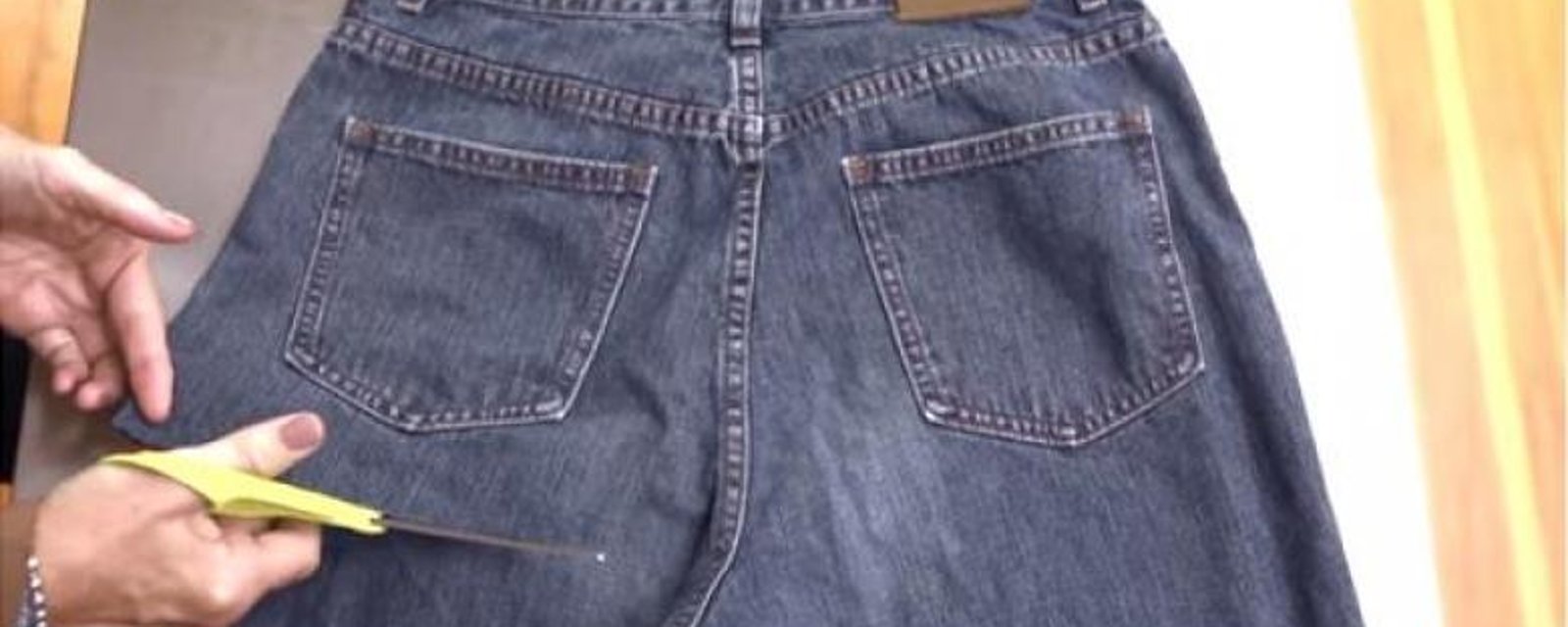 Elle coupe un vieux jeans défraîchi! Ce qu'elle en fait est super pratique!