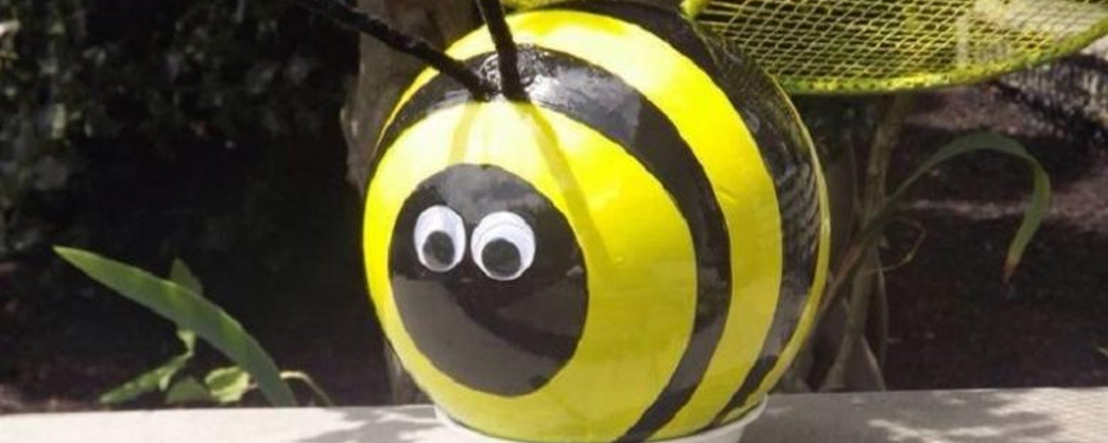 Comment transformer une boule de bowling en abeille de jardin. 