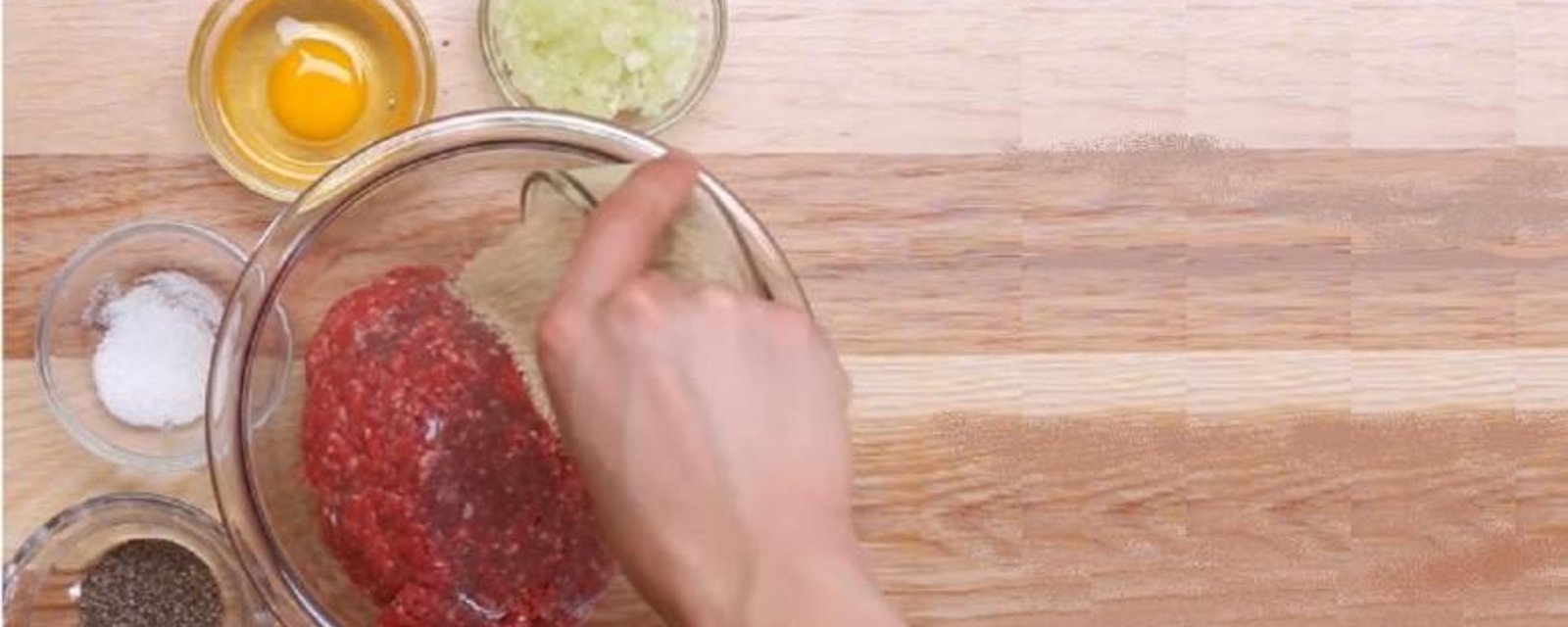 Il met dans un bol, du boeuf haché et quelques ingrédient! Sa recette vous fera saliver! 