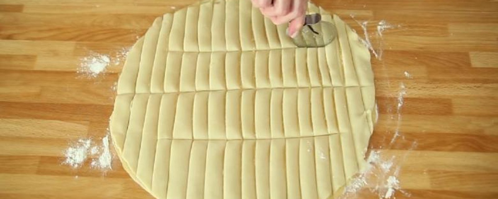 Elle coupe en languettes de la pâte à tarte! Les étapes suivantes vous feront courir en cuisine! 