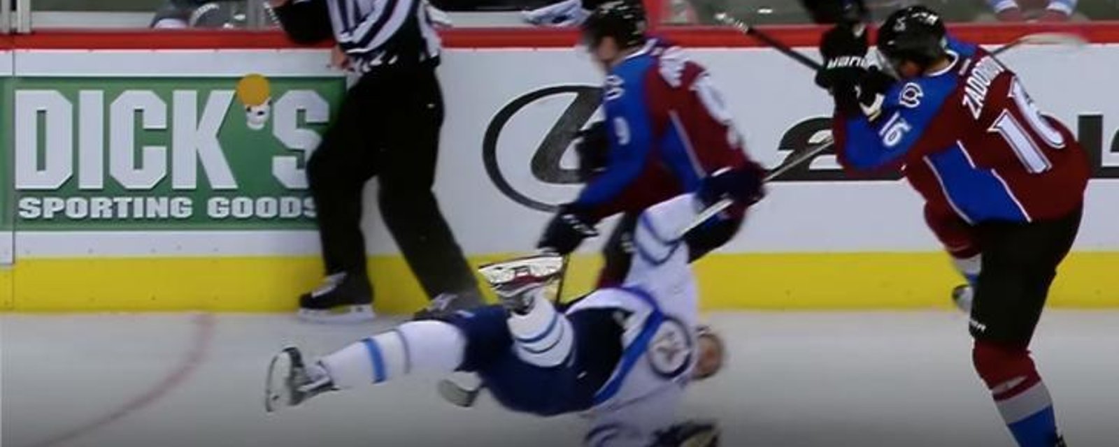 Nikita Zadorov DÉTRUIT Mark Scheifele avec une mise en échec percutante!
