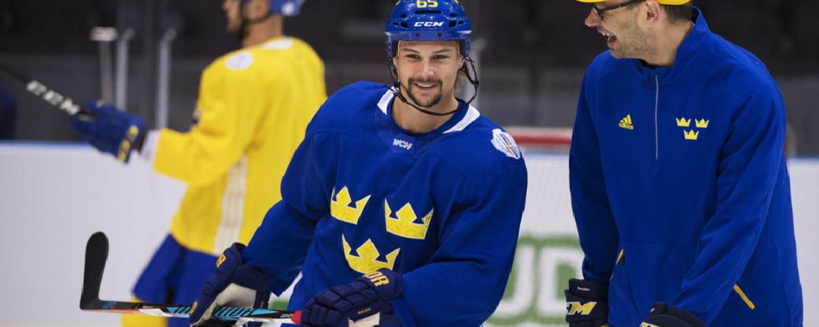 Erik Karlsson se fait donner une leçon de hockey!
