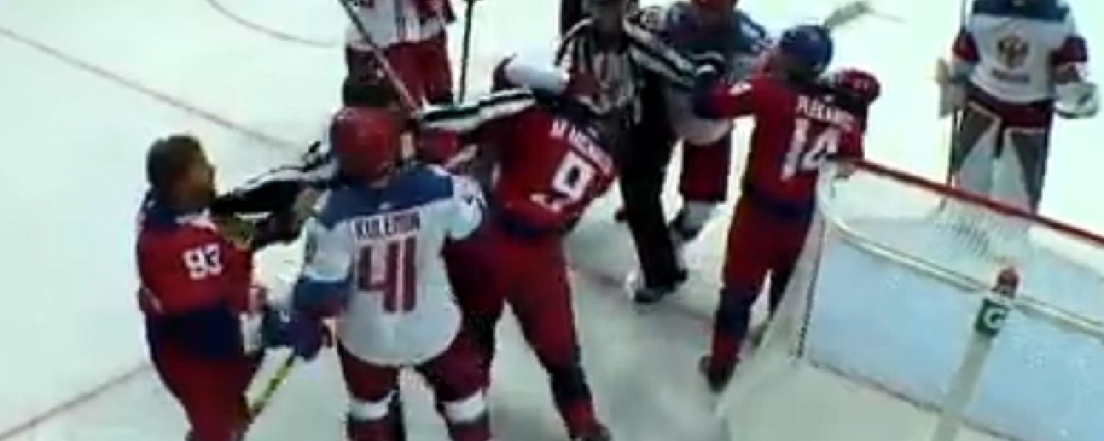 Emelin frappe un juge de ligne!