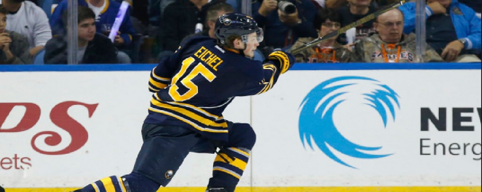 Jack Eichel forcé de se promener en trottinette!