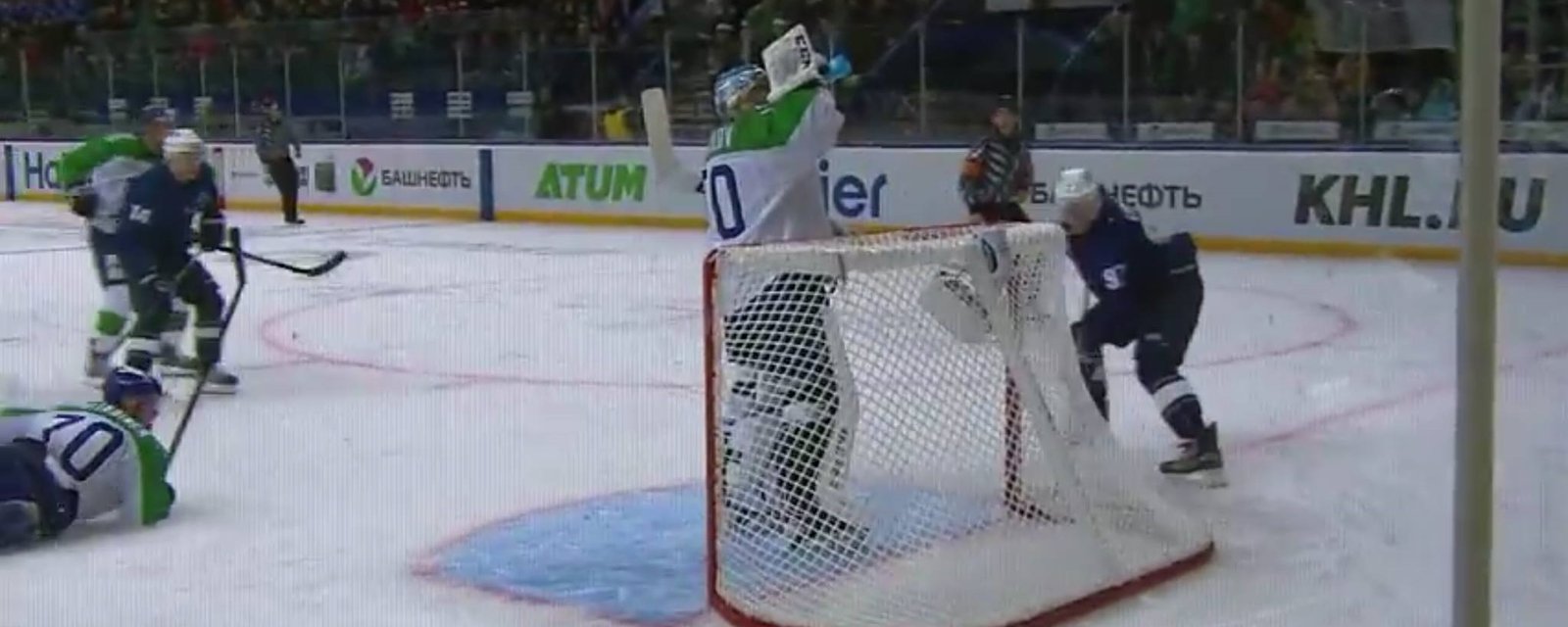 Un gardien de but arrête carrément de jouer en plein match!