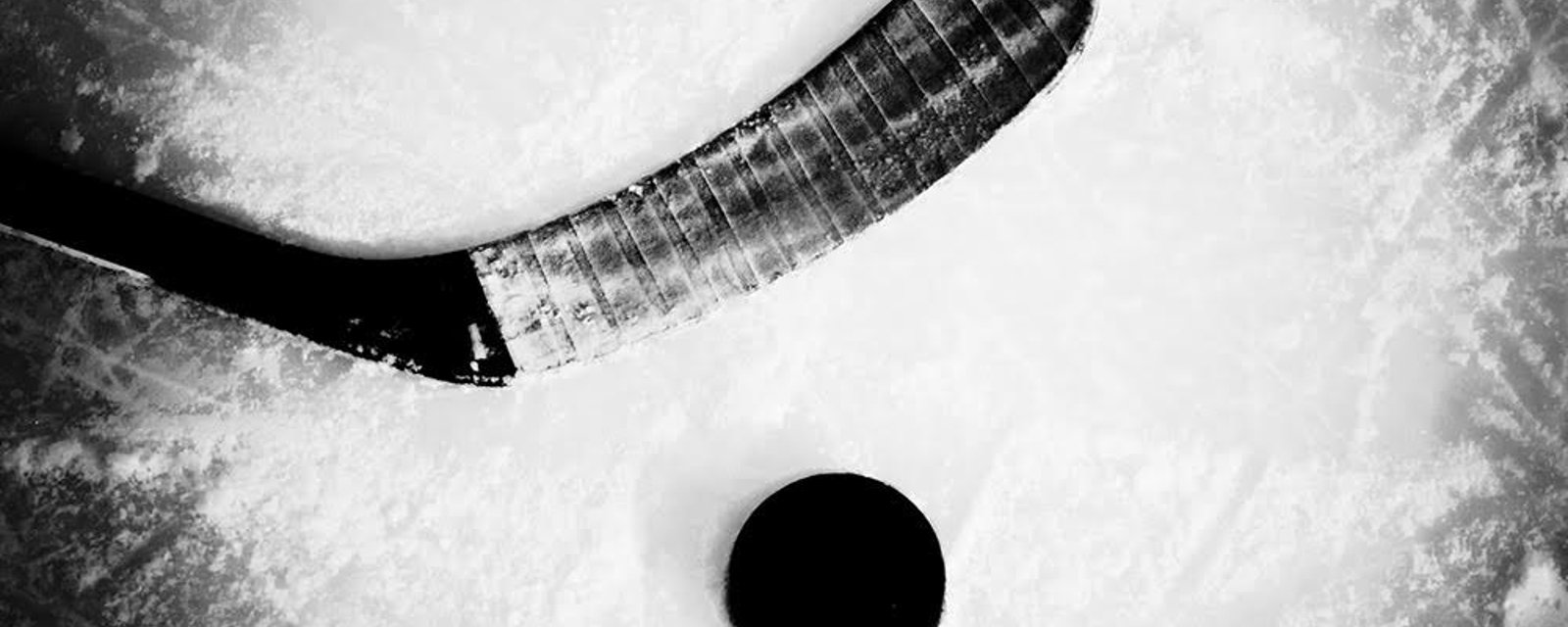 Accident violent d'autobus rempli de joueurs de hockey.