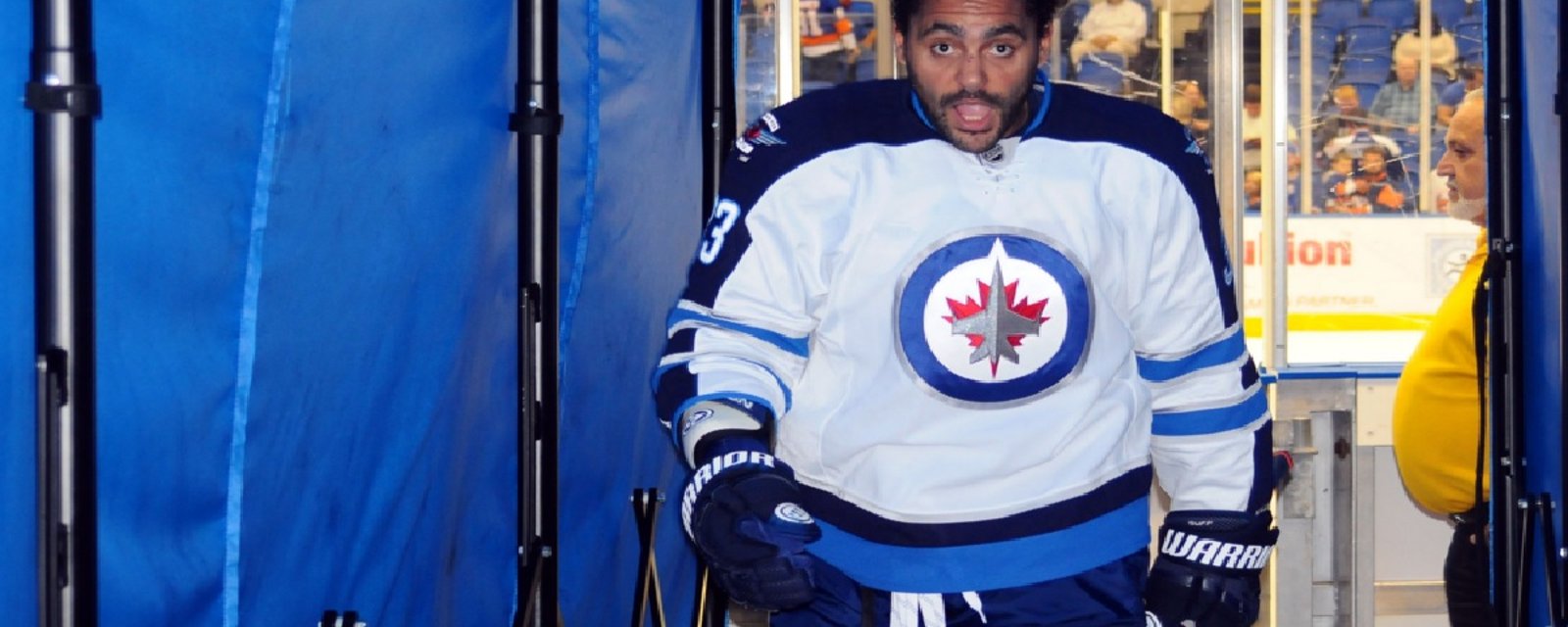 Dustin Byfuglien crache sur un arbitre!