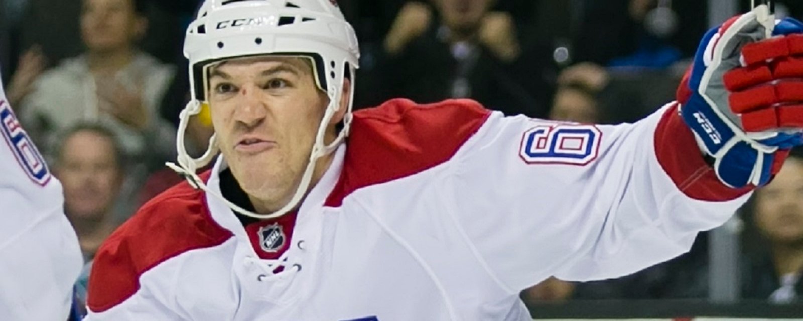 Shaw frappe accidentellement Lehkonen au visage après le match!