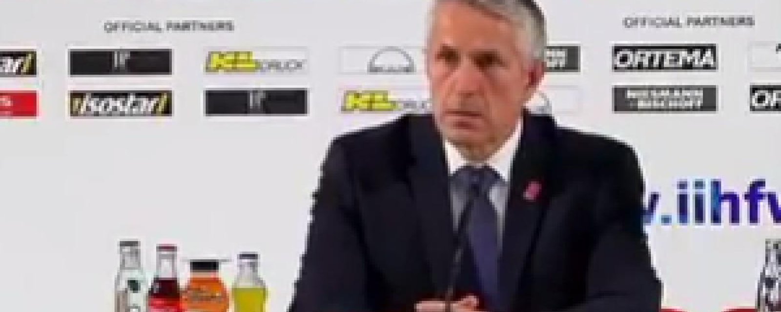 Bob Hartley ramasse un journaliste en conférence de presse! 