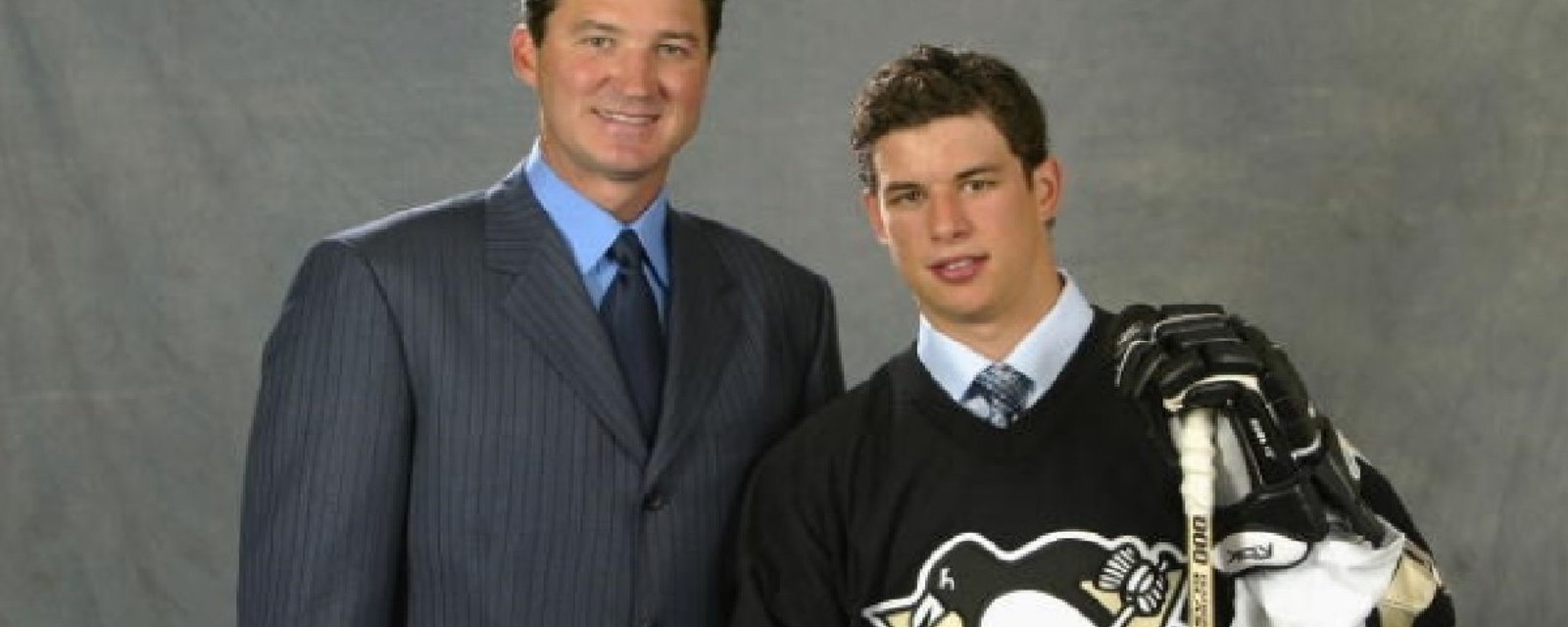 Mario Lemieux saute habillé dans la piscine de Sidney Crosby!