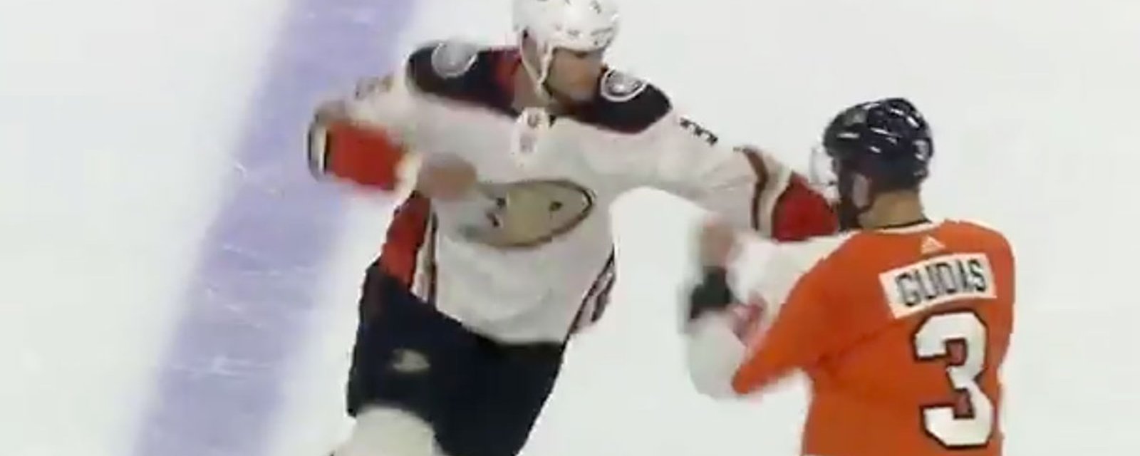 À VOIR : Kevin Bieksa se prend pour GSP et explose Radko Gudas!