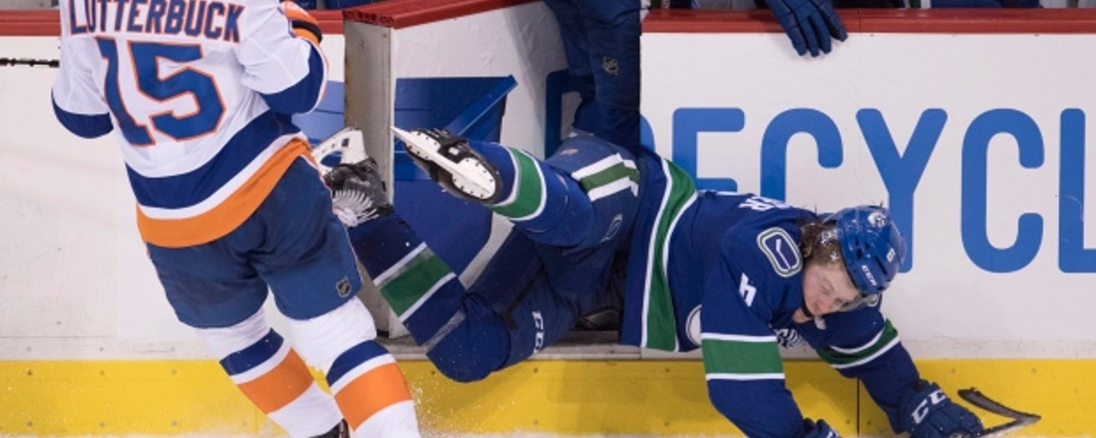 Brock Boeser a quitté l'aréna en civière hier!