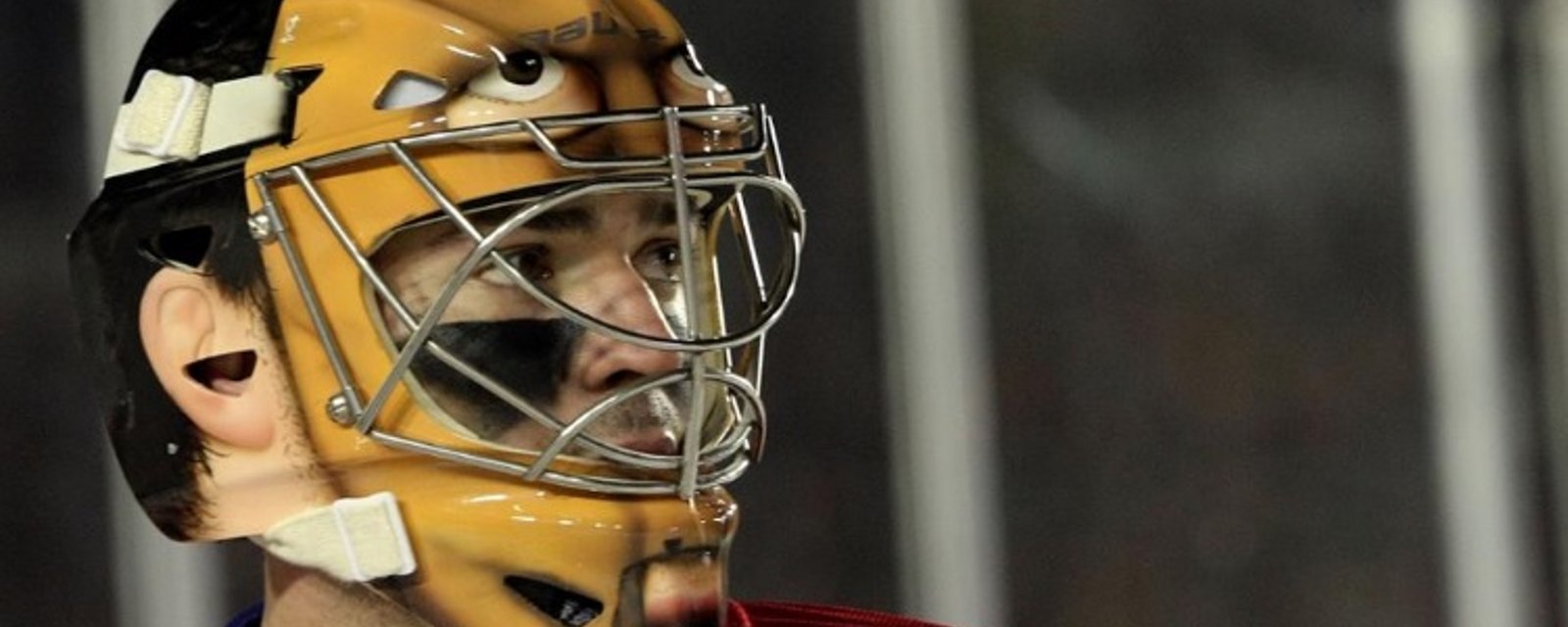 Carey Price pose avec l'équipement de Jacques Plante!