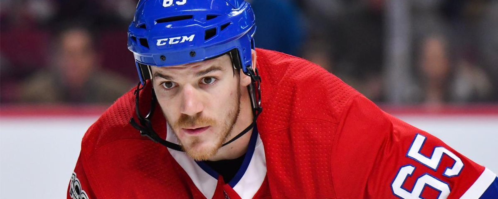 Andrew Shaw tente une mise en échec, mais se fait complètement détruire