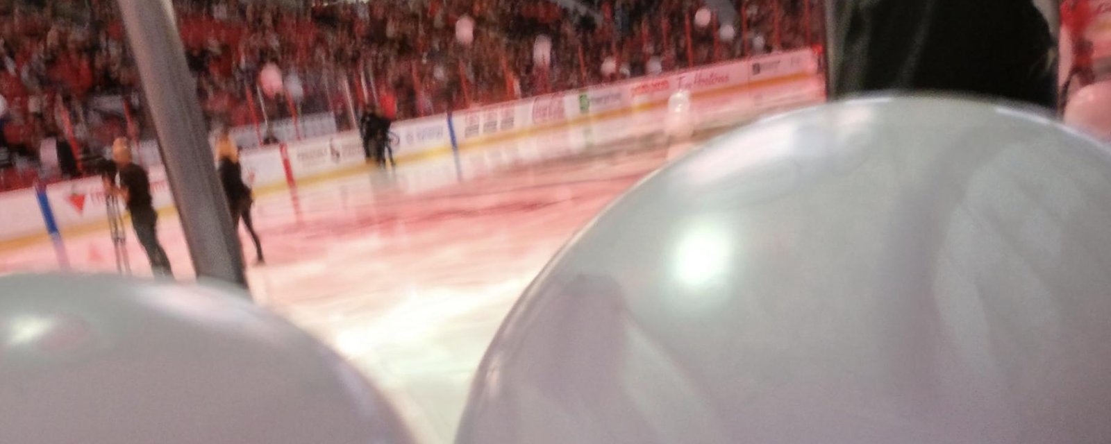 Des fans blessés par des ballons géants pendant la cérémonie d'avant-match à Ottawa