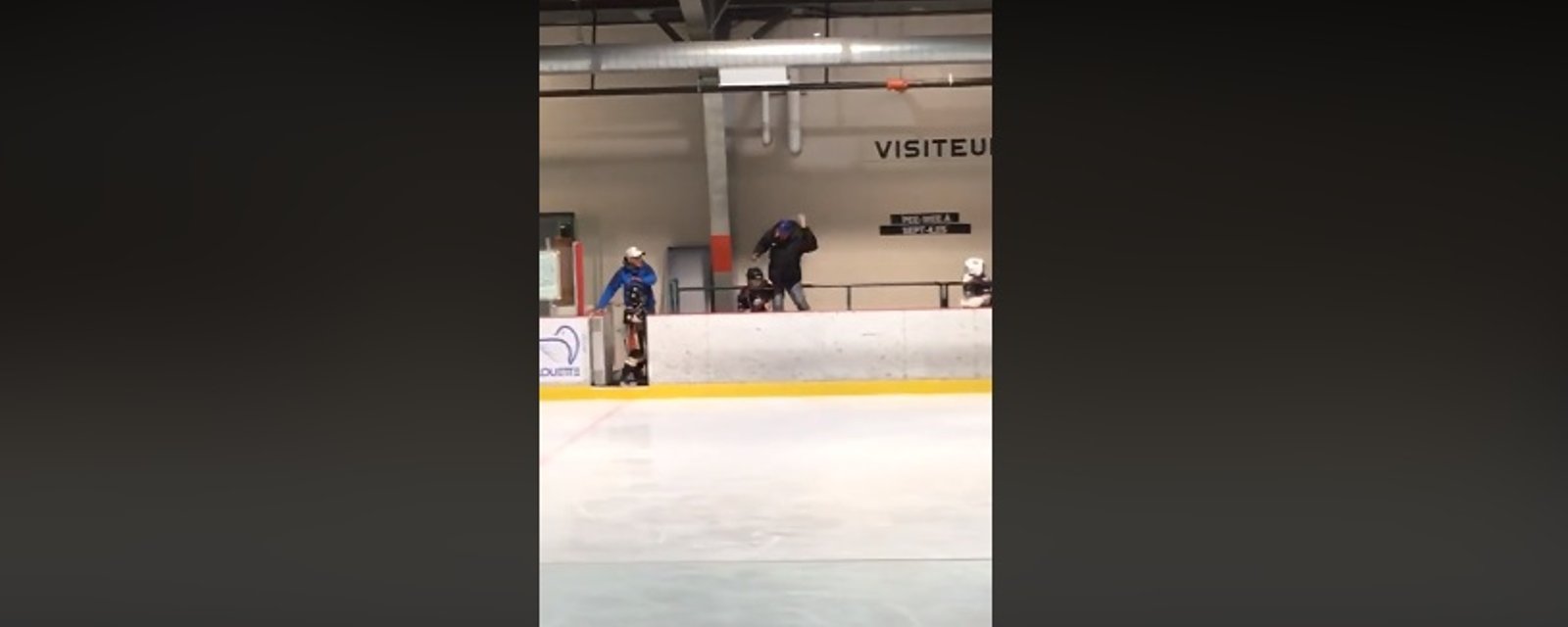 Un coach filmé en train d'engueuler un enfant pendant un match de hockey mineur!