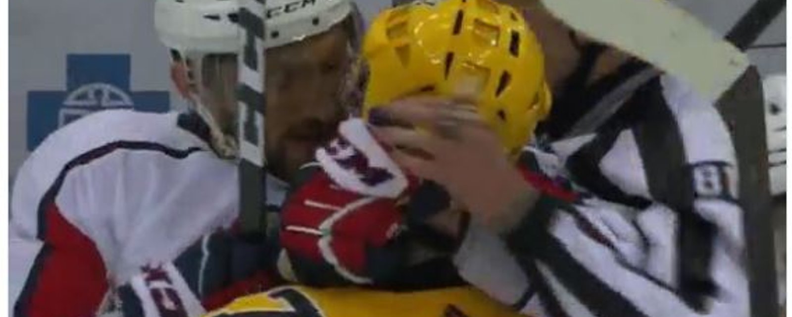 Sidney Crosby s'est rué sur Alex Ovechkin à la fin de la rencontre d'hier!