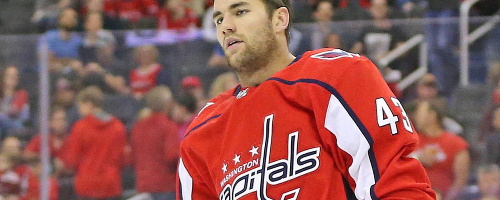 Tom Wilson a tenté de se battre avec tout le banc des Hurricanes!