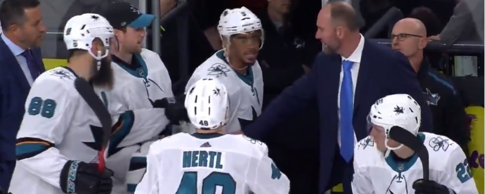 Evander Kane a été expulsé du match pour avoir frappé un arbitre!